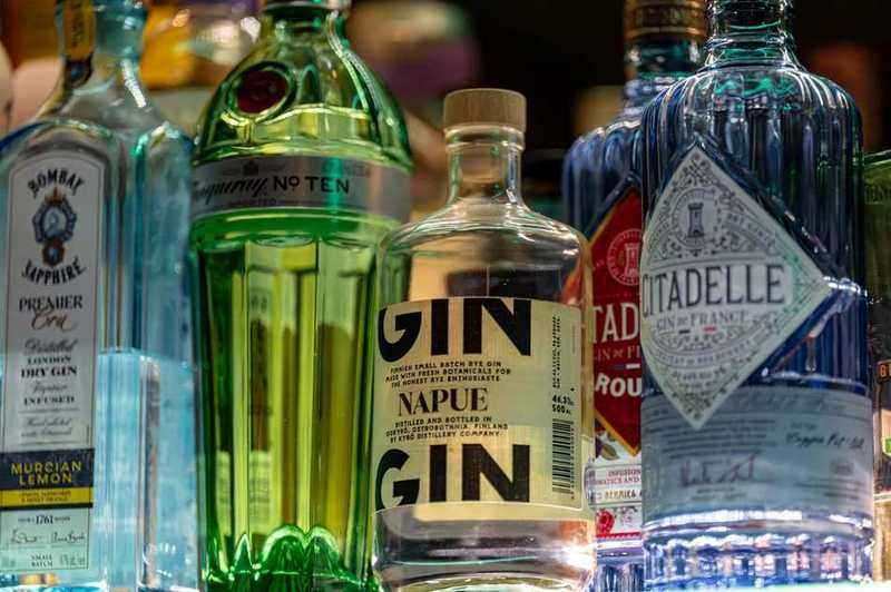 Sélection de gins au bar Red Frog