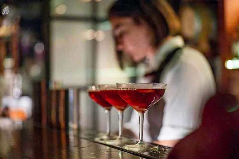 Trois cocktails signature servis au bar Red Frog