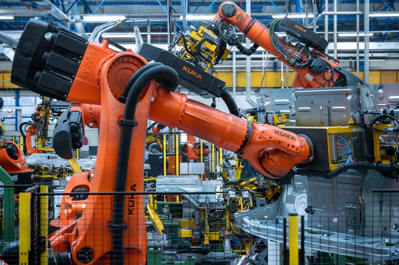 Renault Trucks — bras robotisés sur la ligne de production, reportage Studio VingTrois