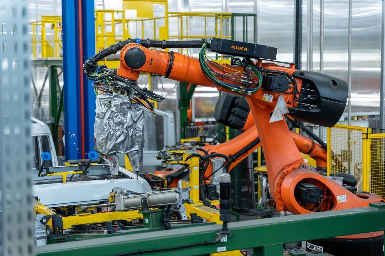 Bras robotisé soudant une cabine Renault Trucks