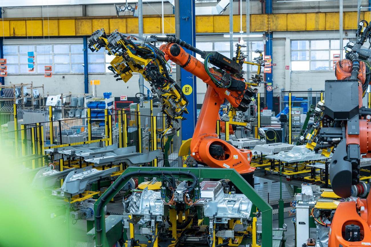 Robot d'assemblage sur la ligne de production Renault Trucks