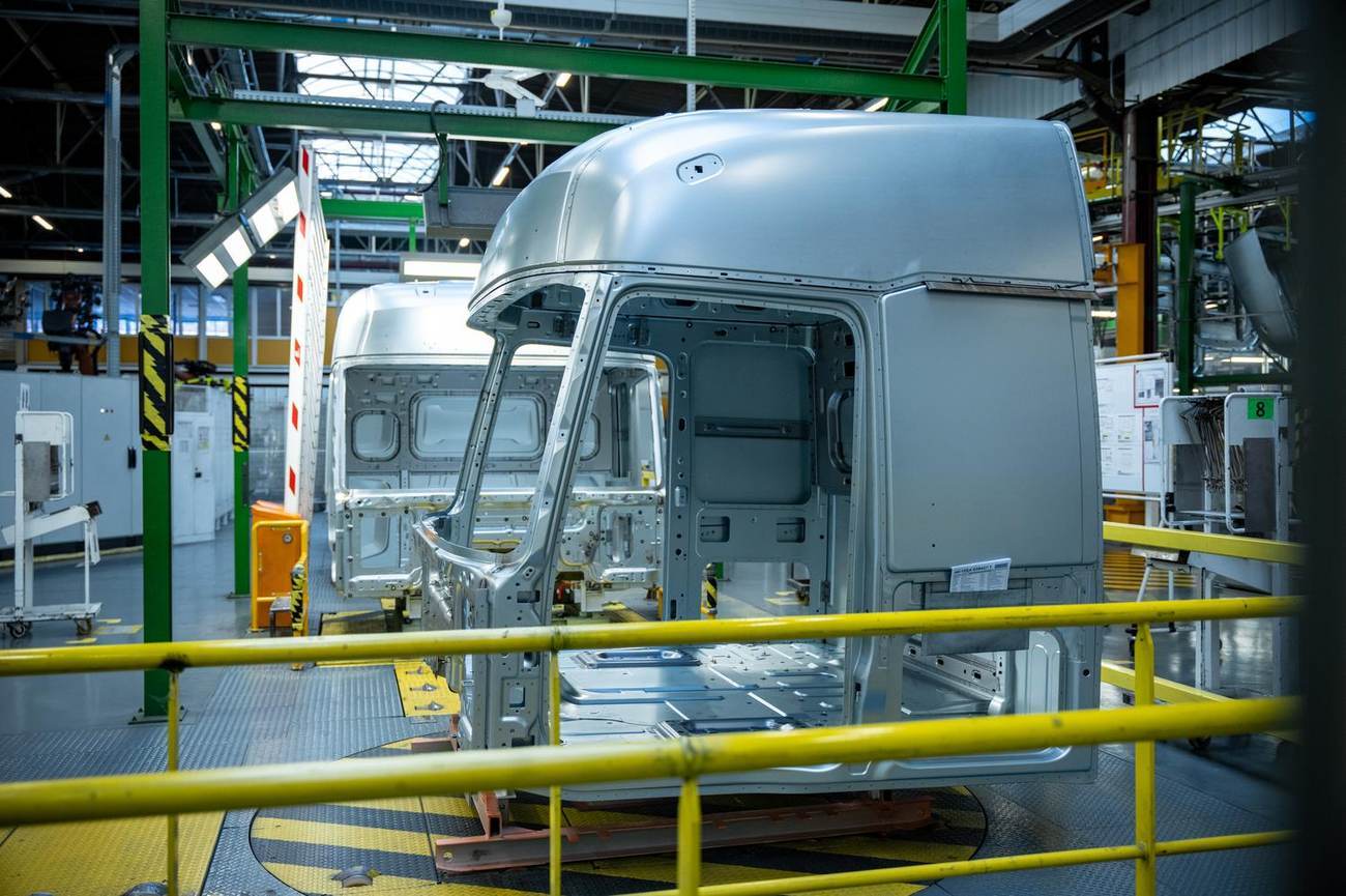 Cabine de camion sur rail de production