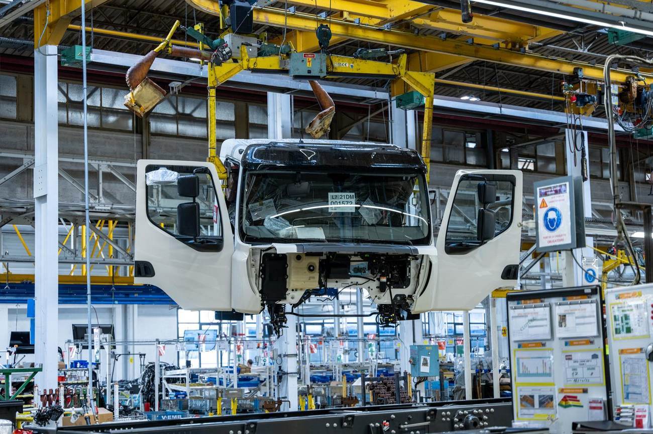 Cabine de camion suspendue sur la ligne d'assemblage