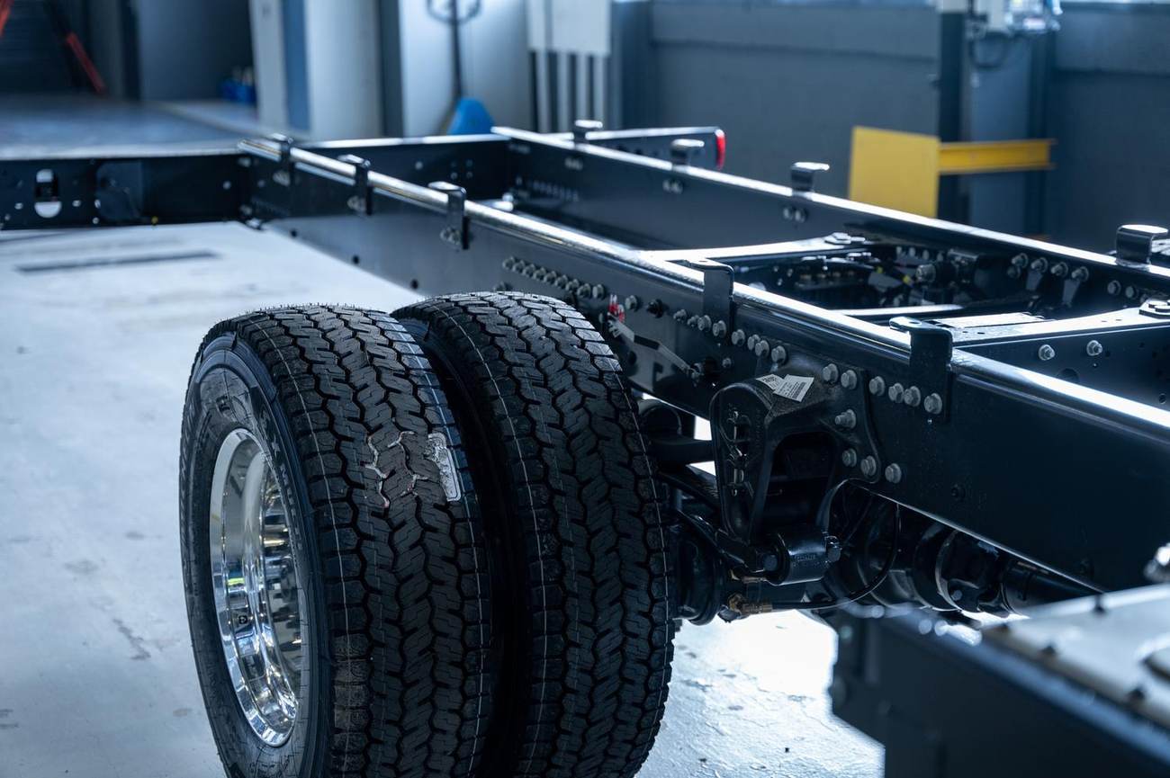 Détail du châssis et des roues d'un camion