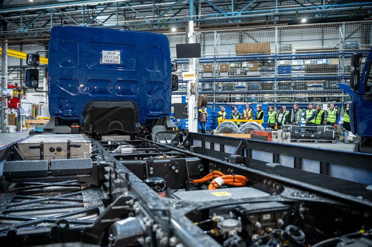 Châssis de camion et équipe en atelier