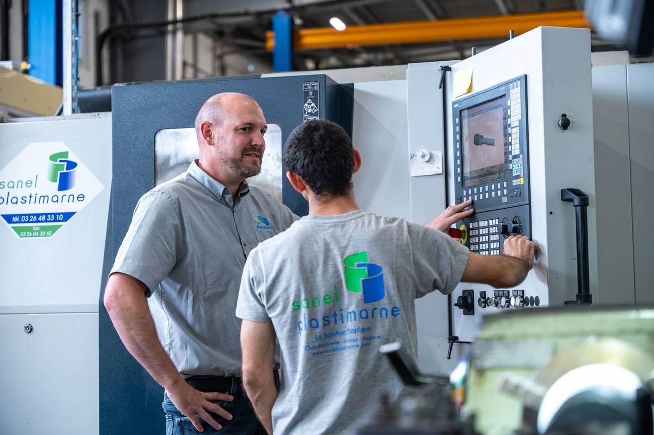 Équipe Sanel Plastimarne sur une machine à commande numérique