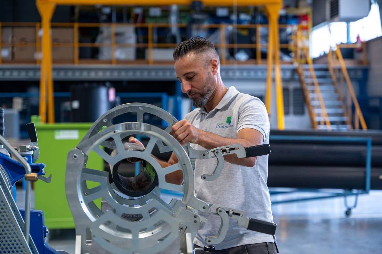 Détail d'un outil de précision sur machine industrielle