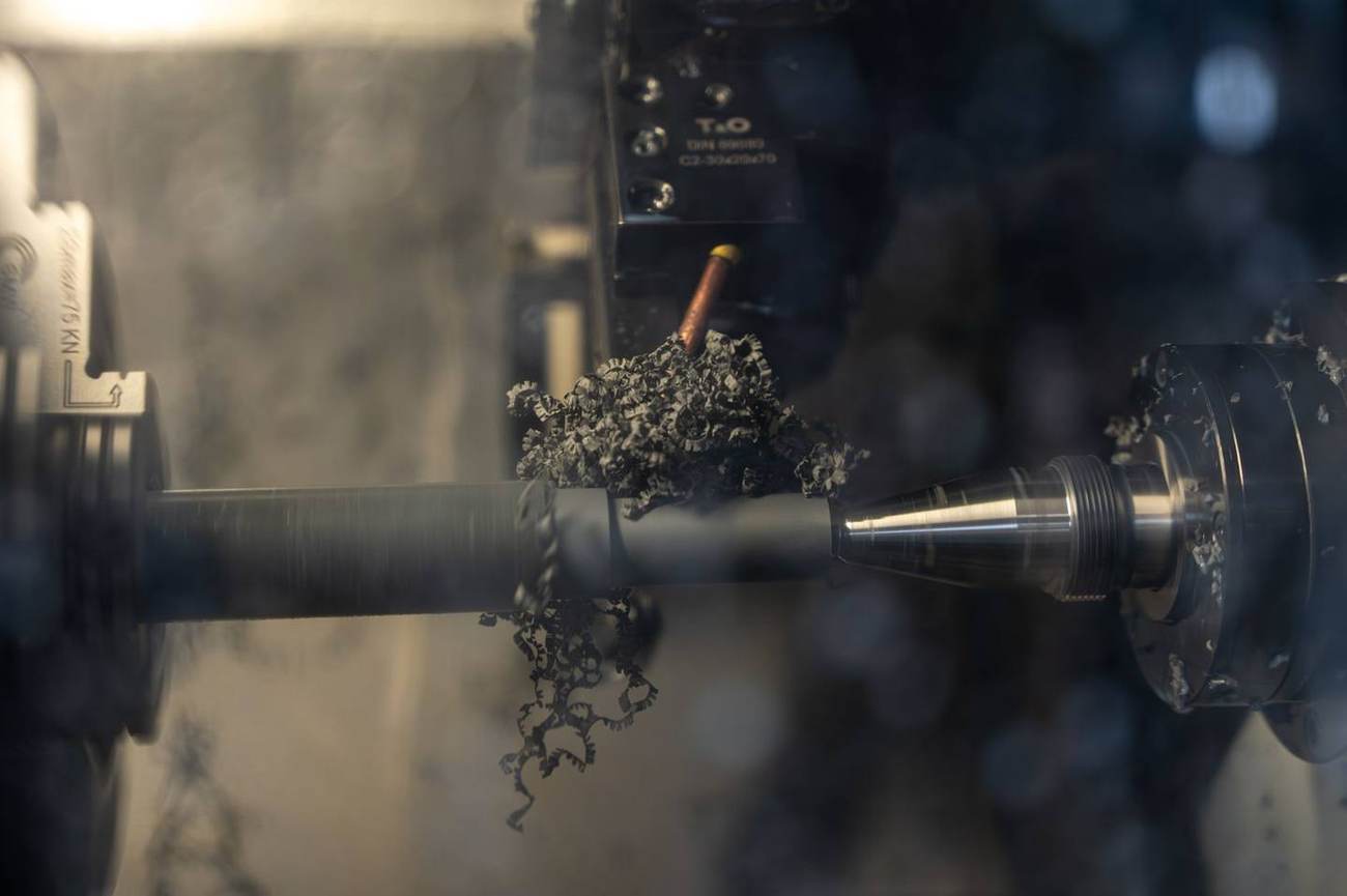 Équipe Sanel Plastimarne au travail sur une machine