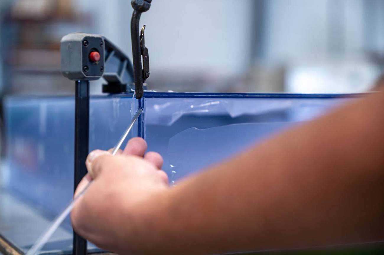 Détail du façonnage d'une pièce plastique