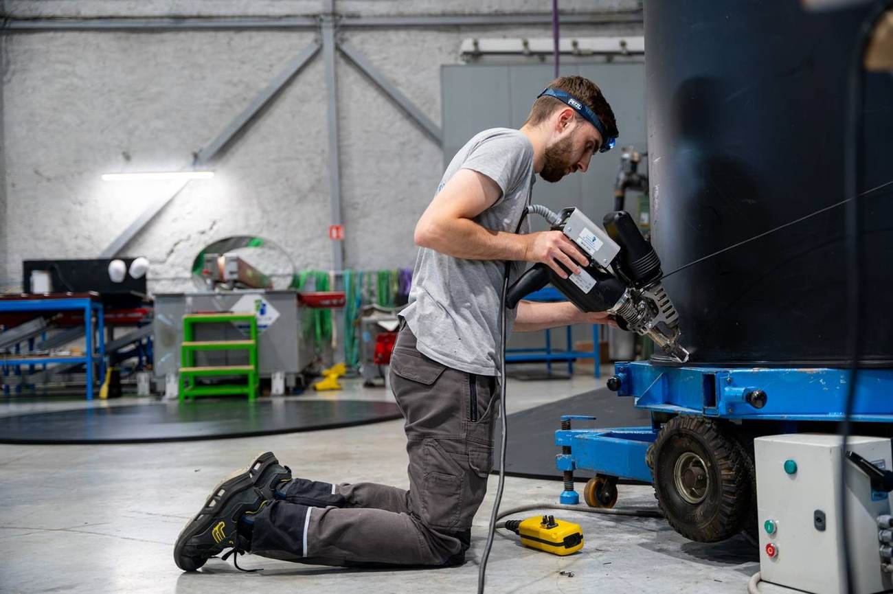 Technicien finissant une pièce à la thermosoudeuse