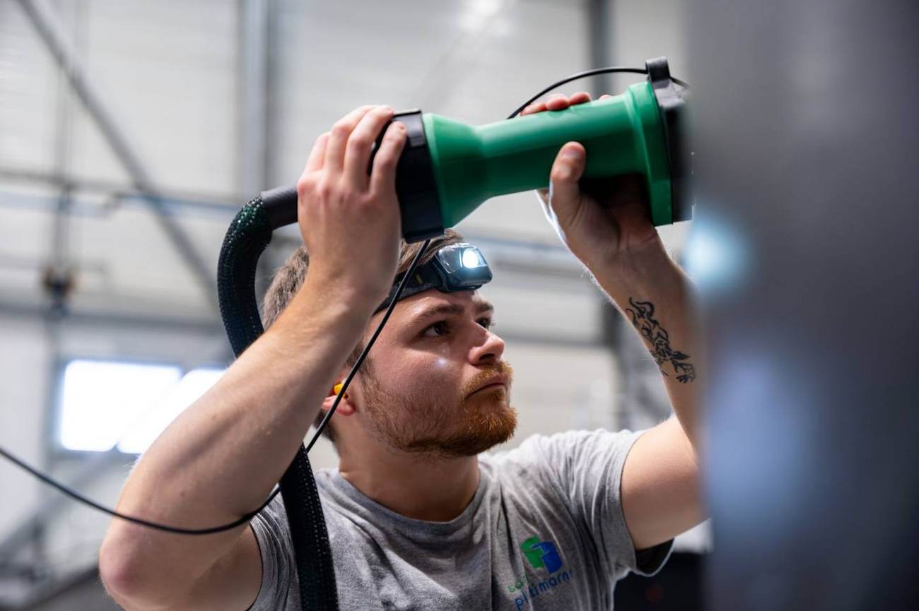 Technicien Sanel Plastimarne au travail en hauteur