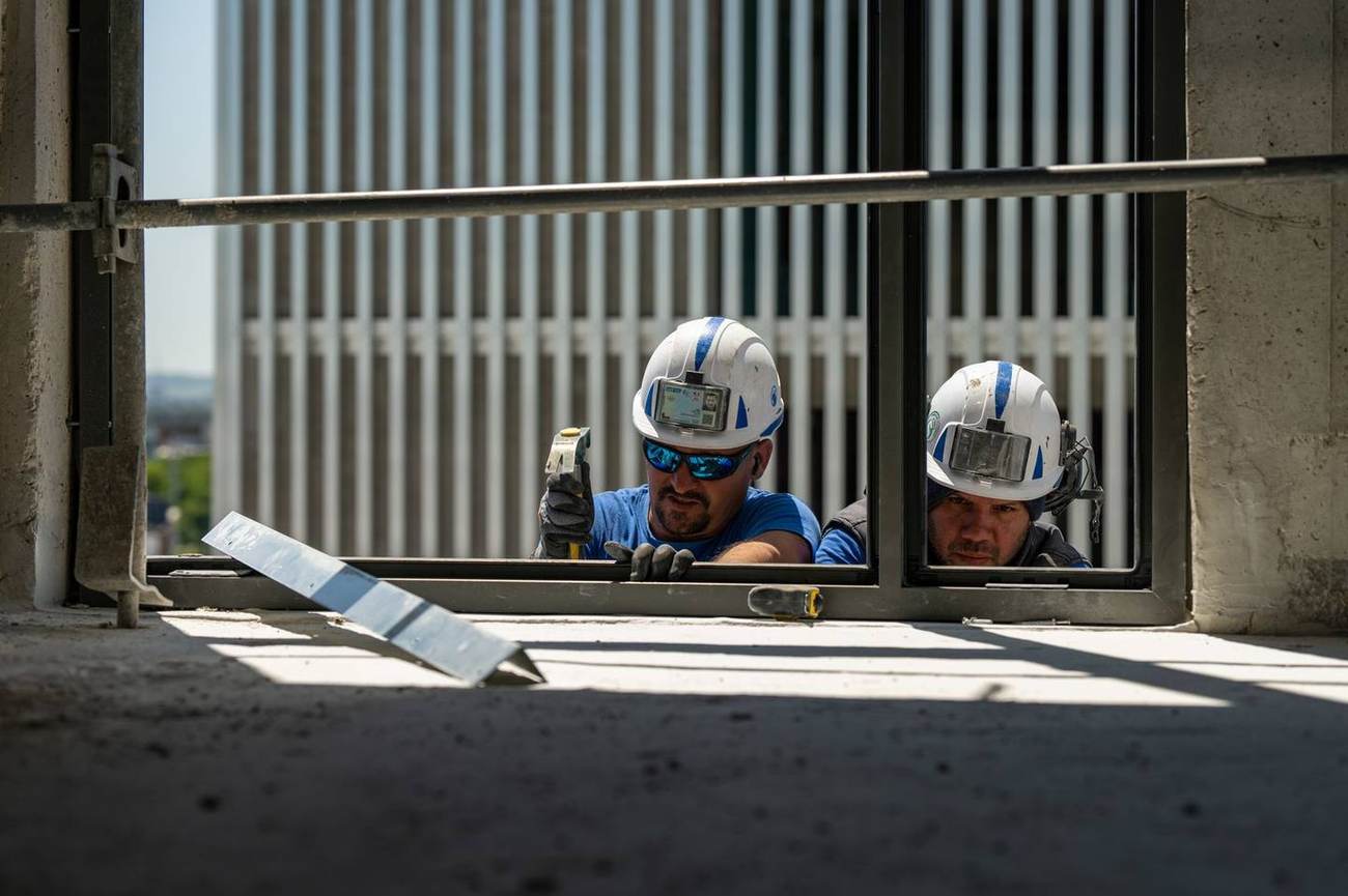 Équipe Soprema au travail sur une façade en hauteur