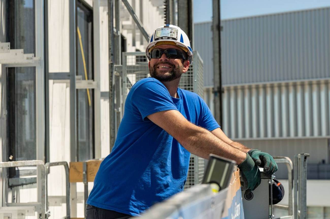 Technicien Soprema en hauteur sur le chantier
