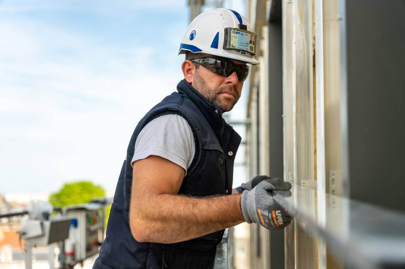 Pose d'un panneau isolant sur la façade