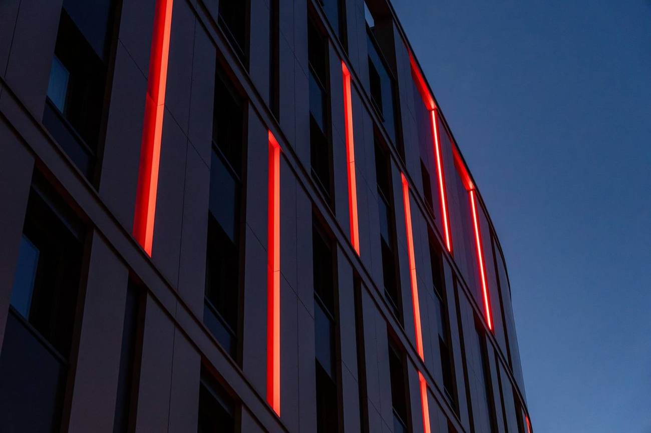 Façade Soprema de nuit, éclairage architectural