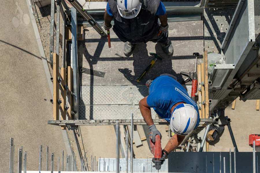 Technicien Soprema en action sur la façade