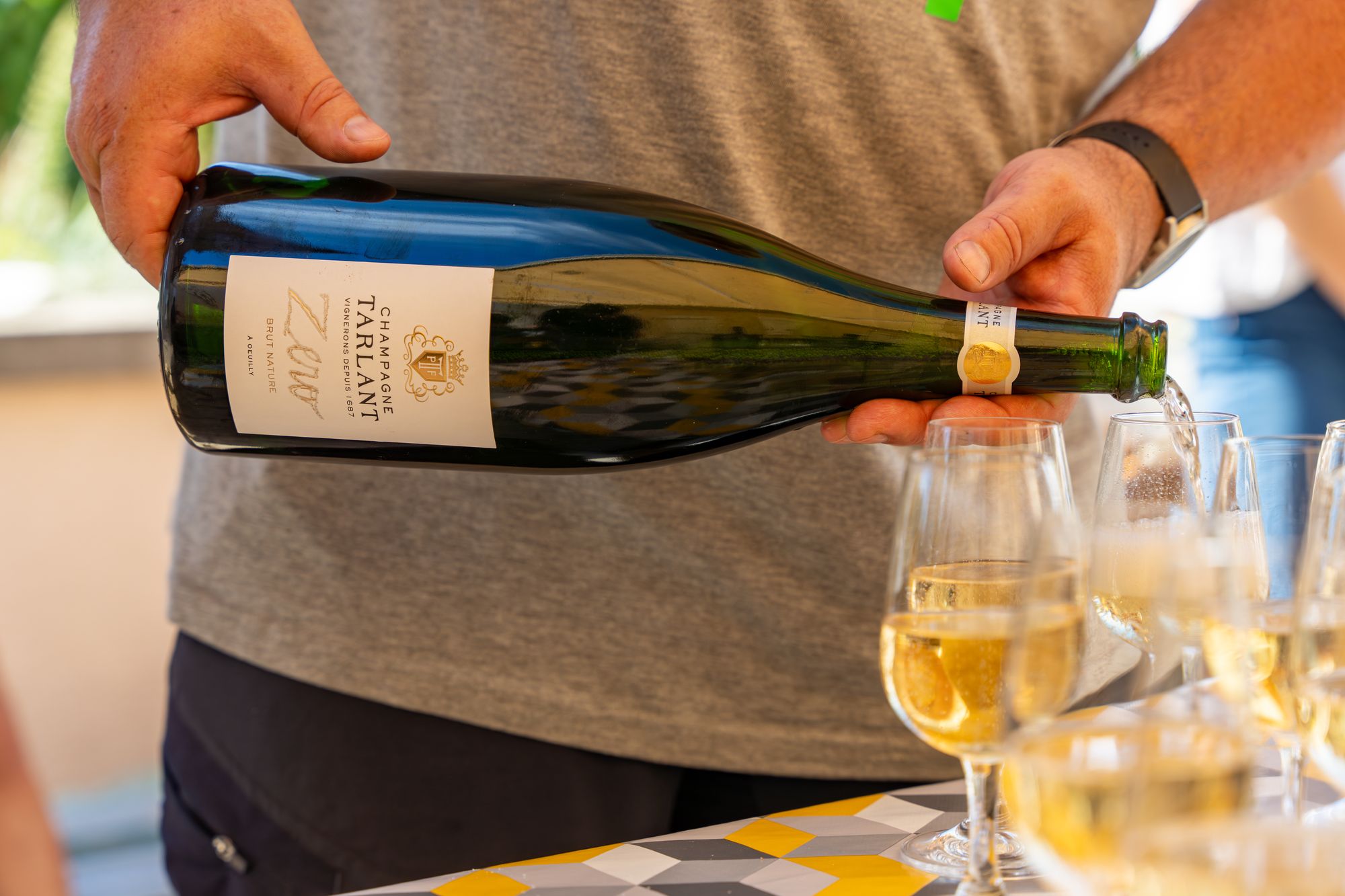 Service de champagne Tarlant en dégustation, bouteille et flûtes
