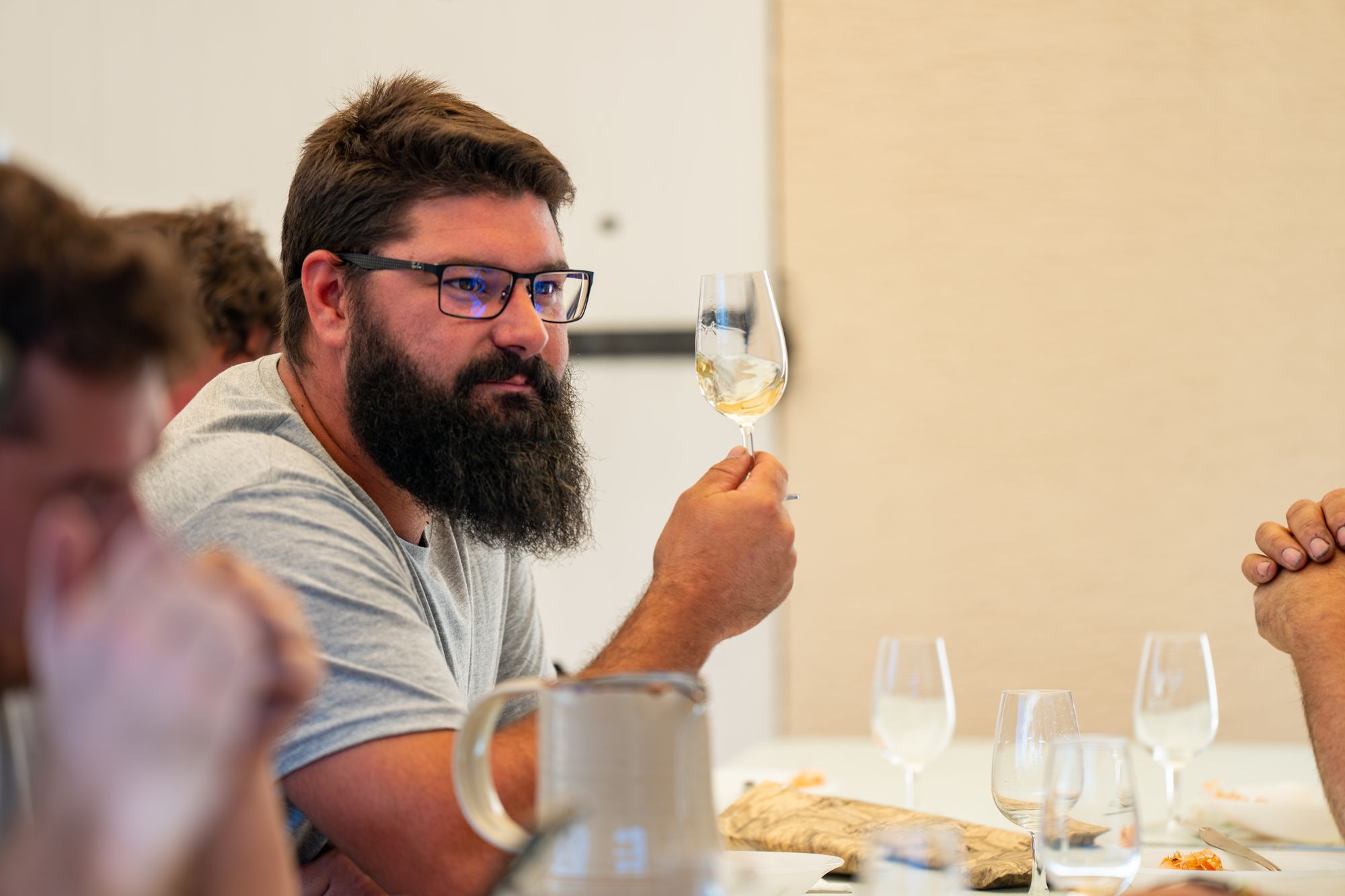 Dégustation de vins clairs par un vigneron de Champagne Tarlant