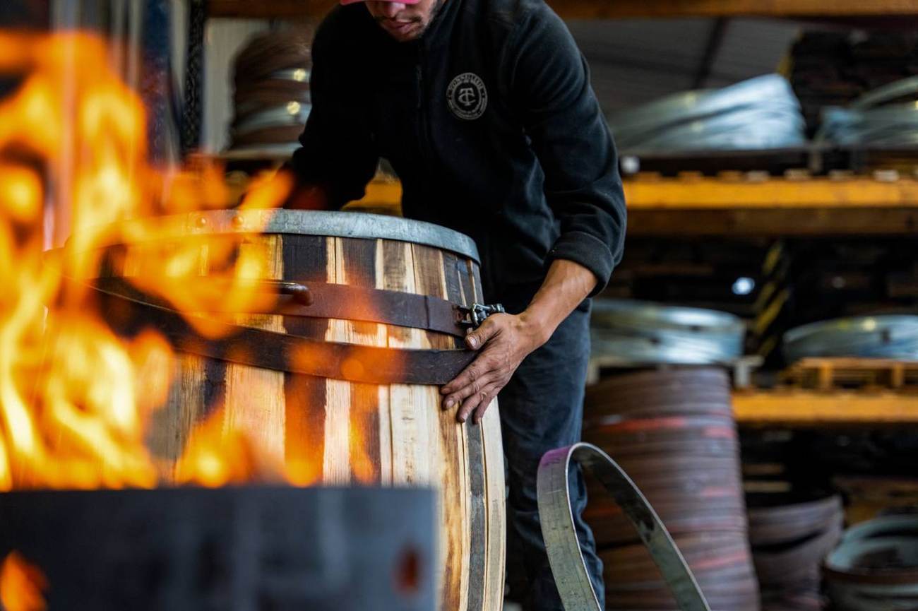 Artisan de la Tonnellerie de Champagne au travail