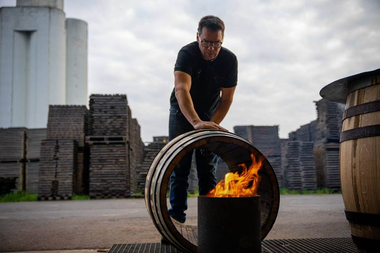 Chauffe d'un fût sur le site de la Tonnellerie de Champagne
